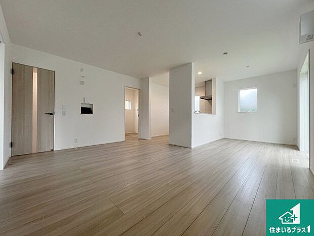 日当たり良好の明るいリビングで朝の目覚めもスッキリできそう！対面キッチンでご家族のコミュニケーションも自然と増える設計！小さなお子様が遊ぶスペースを作っても広々とくつろげるLDK！