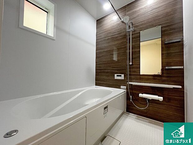 足をゆったり伸ばして寛げる浴槽です。窓が設けられていますので差し込む光が明るく穏やかな雰囲気にしてくれます♪浴室乾燥機も設置しているので、雨の日の洗濯物も安心です♪