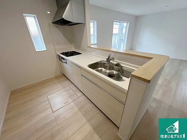 リビングと統一感があり、使い勝手のいいキッチン。広々としているので、二人並んで作業が出来ちゃいます。お子様と一緒に色々なお料理に挑戦できるスペースがあります。