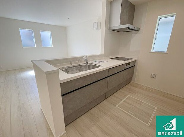 シンプルなリビングは、観葉植物等のインテリアを楽しめますね!パパ好みにも、ママ好みにも家具次第で雰囲気を変えることができます!