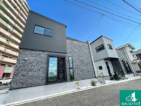 周辺は落ち着いた街並みの住宅地！子育てがしやすい住環境です！まだ未完成ですが、現地でしかわからない事もございます。是非一度ご覧ください。