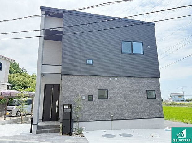 周辺は落ち着いた街並みの住宅地！子育てがしやすい住環境です！まだ未完成ですが、現地でしかわからない事もございます。是非一度ご覧ください。