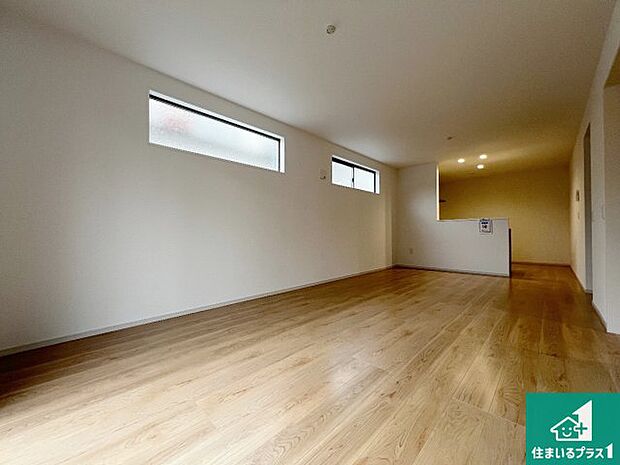 日当たり良好の明るいリビングで朝の目覚めもスッキリできそう!対面キッチンでご家族のコミュニケーションも自然と増える設計!小さなお子様が遊ぶスペースを作っても広々とくつろげるLDK!