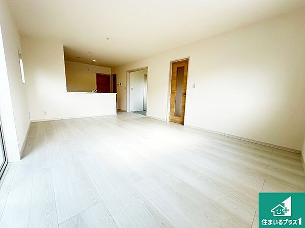 シンプルなリビングは、観葉植物等のインテリアを楽しめますね！パパ好みにも、ママ好みにも家具次第で雰囲気を変えることができます！