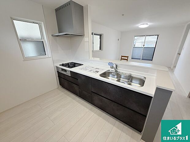 リビングと統一感があり、使い勝手のいいキッチン。広々としているので、二人並んで作業が出来ちゃいます。お子様と一緒に色々なお料理に挑戦できるスペースがあります。