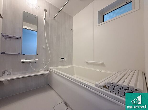 足をゆったり伸ばして寛げる浴槽です。窓が設けられていますので差し込む光が明るく穏やかな雰囲気にしてくれます♪浴室乾燥機も設置しているので、雨の日の洗濯物も安心です♪