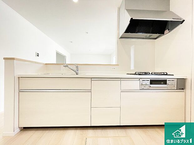 リビングと統一感があり、使い勝手のいいキッチン。広々としているので、二人並んで作業が出来ちゃいます。お子様と一緒に色々なお料理に挑戦できるスペースがあります。