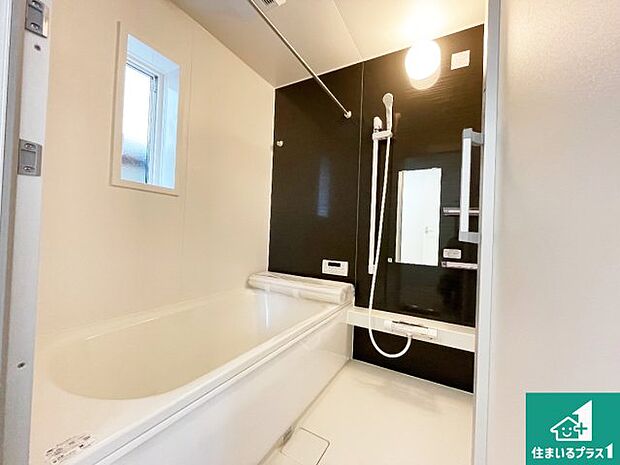 足をゆったり伸ばして寛げる浴槽です。窓が設けられていますので差し込む光が明るく穏やかな雰囲気にしてくれます♪浴室乾燥機も設置しているので、雨の日の洗濯物も安心です♪