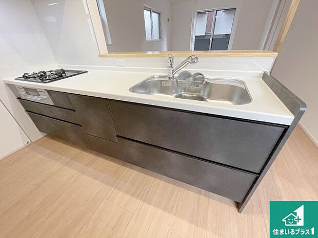 リビングと統一感があり、使い勝手のいいキッチン。広々としているので、二人並んで作業が出来ちゃいます。お子様と一緒に色々なお料理に挑戦できるスペースがあります。