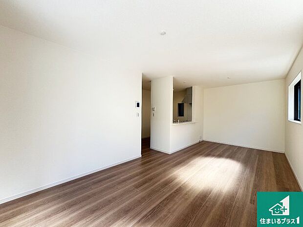 シンプルなリビングは、観葉植物等のインテリアを楽しめますね!パパ好みにも、ママ好みにも家具次第で雰囲気を変えることができます!