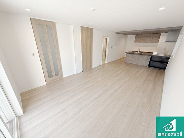 シンプルなリビングは、観葉植物等のインテリアを楽しめますね！パパ好みにも、ママ好みにも家具次第で雰囲気を変えることができます！