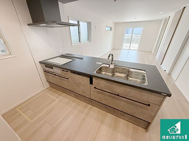 リビングと統一感があり、使い勝手のいいキッチン。広々としているので、二人並んで作業が出来ちゃいます。お子様と一緒に色々なお料理に挑戦できるスペースがあります。