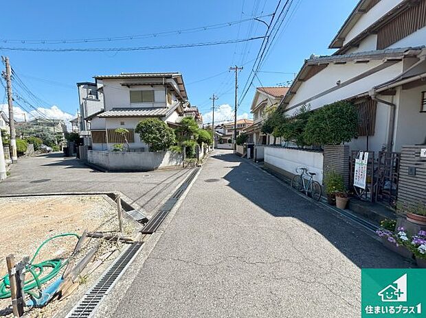 周辺は落ち着いた街並みの住宅地！子育てがしやすい住環境です！まだ未完成ですが、現地でしかわからない事もございます。是非一度ご覧ください。