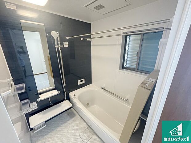 足をゆったり伸ばして寛げる浴槽です。窓が設けられていますので差し込む光が明るく穏やかな雰囲気にしてくれます♪浴室乾燥機も設置しているので、雨の日の洗濯物も安心です♪