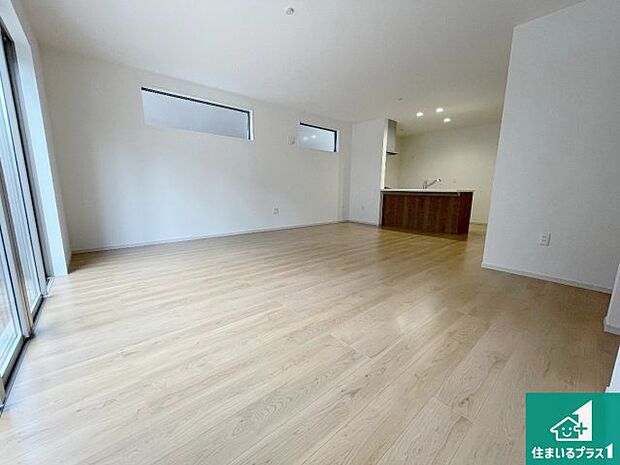 明るいリビングで朝の目覚めもスッキリできそう！対面キッチンでご家族のコミュニケーションも自然と増える設計！小さなお子様が遊ぶスペースを作っても広々とくつろげるLDK！