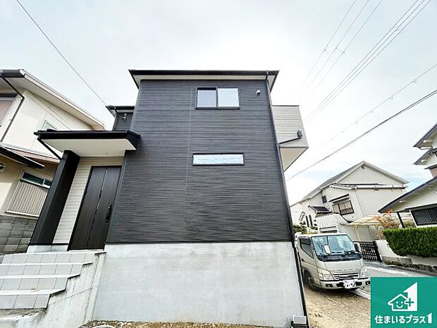 周辺は落ち着いた街並みの住宅地!子育てがしやすい住環境です!まだ未完成ですが、現地でしかわからない事もございます。是非一度ご覧ください。