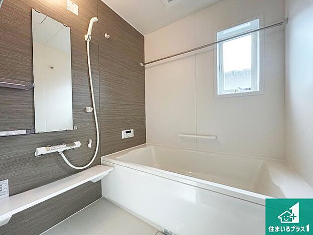 足をゆったり伸ばして寛げる浴槽です。窓が設けられていますので差し込む光が明るく穏やかな雰囲気にしてくれます♪浴室乾燥機も設置しているので、雨の日の洗濯物も安心です♪