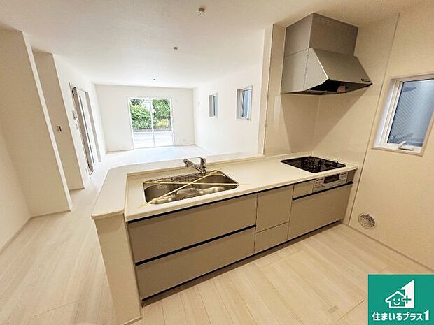 リビングと統一感があり、使い勝手のいいキッチン。広々としているので、二人並んで作業が出来ちゃいます。お子様と一緒に色々なお料理に挑戦できるスペースがあります。