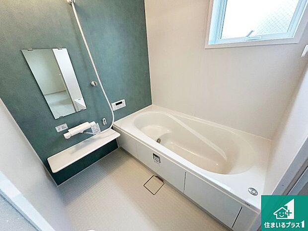 足をゆったり伸ばして寛げる浴槽です。窓が設けられていますので差し込む光が明るく穏やかな雰囲気にしてくれます♪浴室乾燥機も設置しているので、雨の日の洗濯物も安心です♪