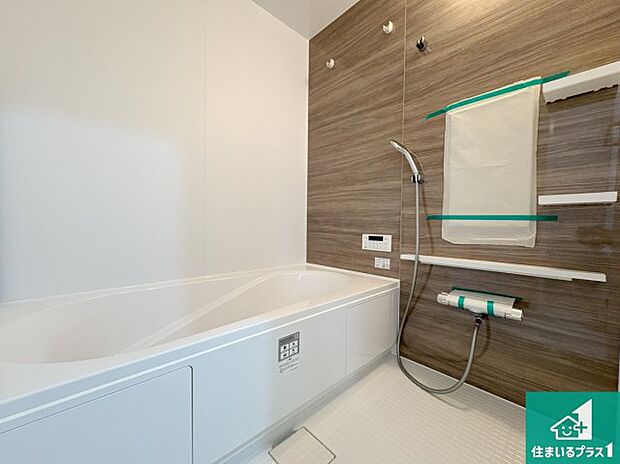 足をゆったり伸ばして寛げる浴槽です。窓が設けられていますので差し込む光が明るく穏やかな雰囲気にしてくれます♪浴室乾燥機も設置しているので、雨の日の洗濯物も安心です♪