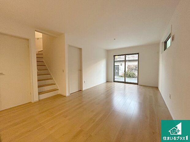 シンプルなリビングは、観葉植物等のインテリアを楽しめますね！パパ好みにも、ママ好みにも家具次第で雰囲気を変えることができます！