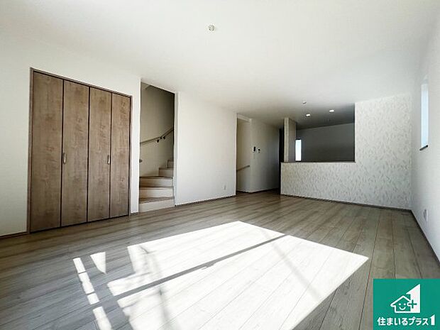 日当たり良好の明るいリビングで朝の目覚めもスッキリできそう！対面キッチンでご家族のコミュニケーションも自然と増える設計！小さなお子様が遊ぶスペースを作っても広々とくつろげるLDK！