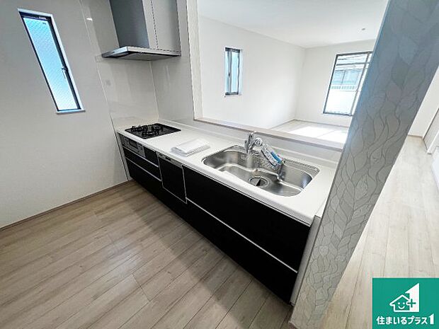 リビングと統一感があり、使い勝手のいいキッチン。広々としているので、二人並んで作業が出来ちゃいます。お子様と一緒に色々なお料理に挑戦できるスペースがあります。