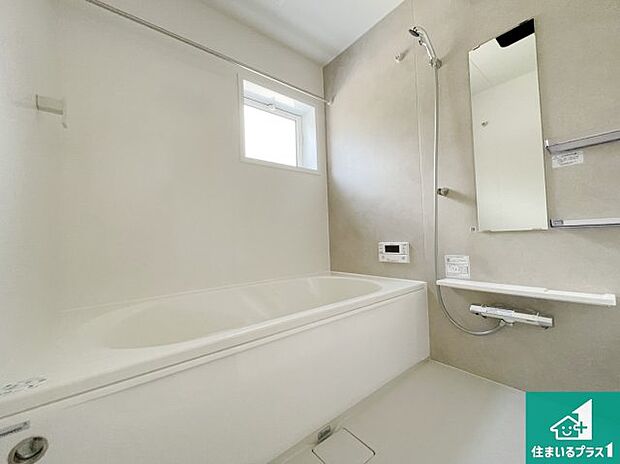 足をゆったり伸ばして寛げる浴槽です。窓が設けられていますので差し込む光が明るく穏やかな雰囲気にしてくれます♪浴室乾燥機も設置しているので、雨の日の洗濯物も安心です♪