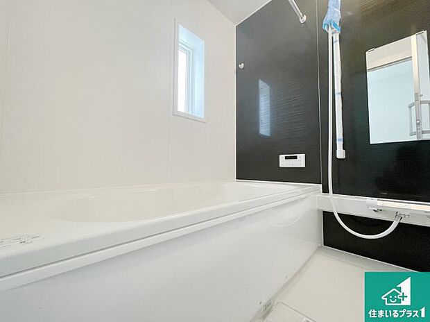 足をゆったり伸ばして寛げる浴槽です。窓が設けられていますので差し込む光が明るく穏やかな雰囲気にしてくれます♪浴室乾燥機も設置しているので、雨の日の洗濯物も安心です♪