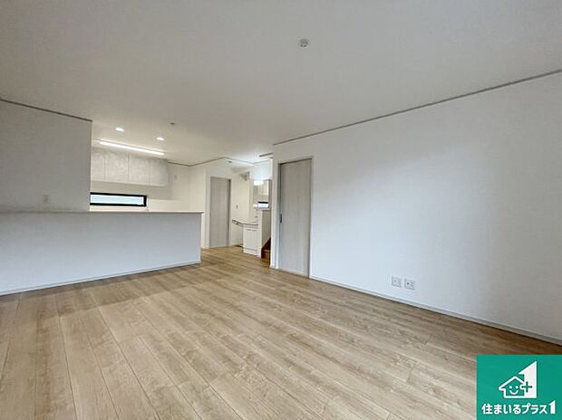 シンプルなリビングは、観葉植物等のインテリアを楽しめますね!パパ好みにも、ママ好みにも家具次第で雰囲気を変えることができます!