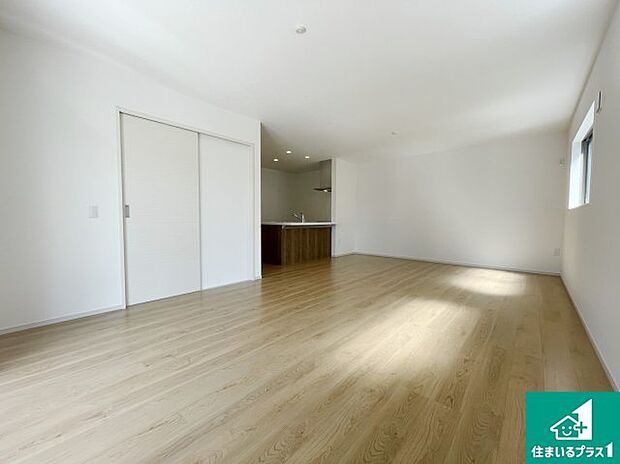 シンプルなリビングは、観葉植物等のインテリアを楽しめますね!パパ好みにも、ママ好みにも家具次第で雰囲気を変えることができます!