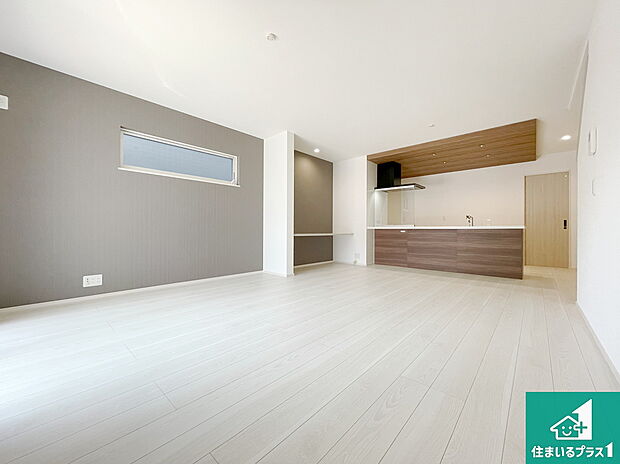 シンプルなリビングは、観葉植物等のインテリアを楽しめますね!パパ好みにも、ママ好みにも家具次第で雰囲気を変えることができます!