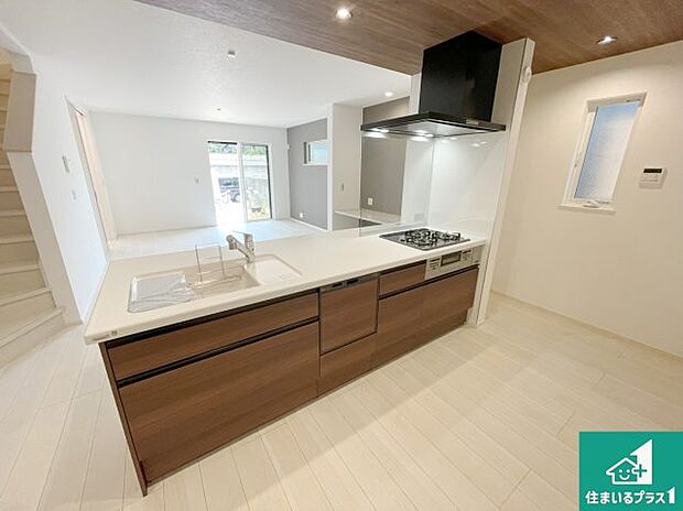 リビングと統一感があり、使い勝手のいいキッチン。広々としているので、二人並んで作業が出来ちゃいます。お子様と一緒に色々なお料理に挑戦できるスペースがあります。