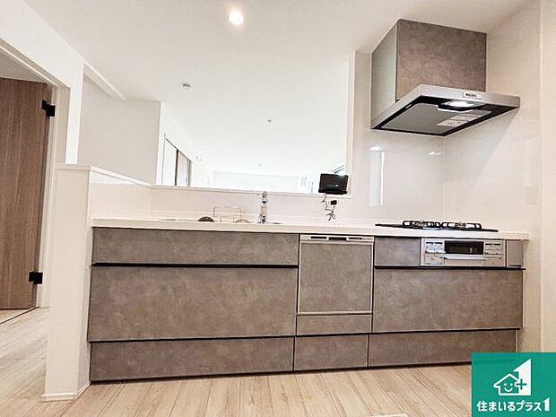 リビングと統一感があり、使い勝手のいいキッチン。広々としているので、二人並んで作業が出来ちゃいます。お子様と一緒に色々なお料理に挑戦できるスペースがあります。