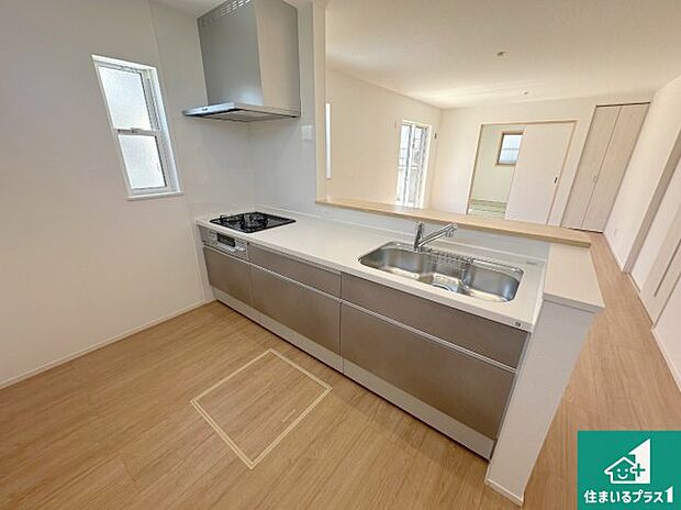 リビングと統一感があり、使い勝手のいいキッチン。広々としているので、二人並んで作業が出来ちゃいます。お子様と一緒に色々なお料理に挑戦できるスペースがあります。