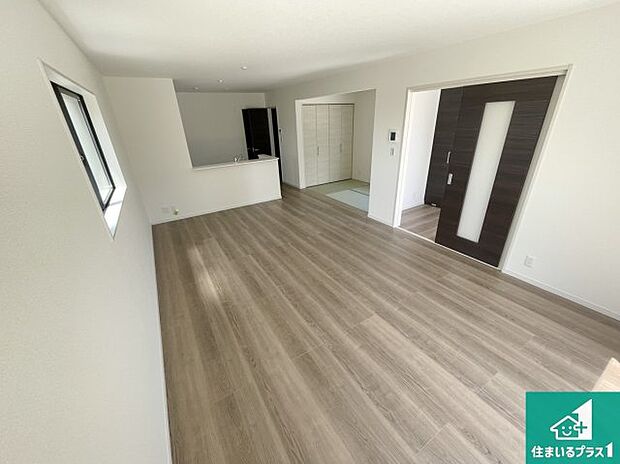 シンプルなリビングは、観葉植物等のインテリアを楽しめますね！パパ好みにも、ママ好みにも家具次第で雰囲気を変えることができます！