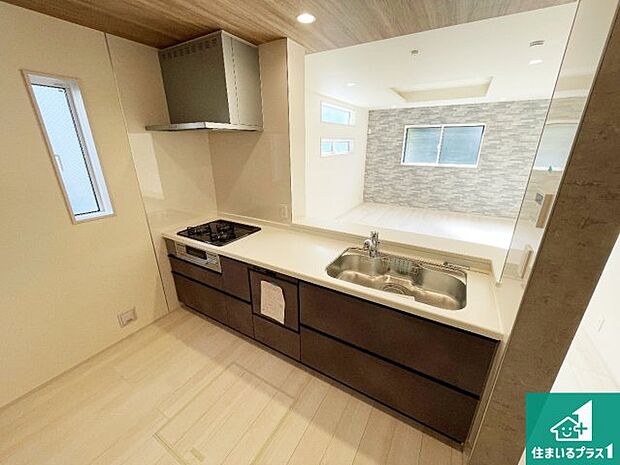 リビングと統一感があり、使い勝手のいいキッチン。広々としているので、二人並んで作業が出来ちゃいます。お子様と一緒に色々なお料理に挑戦できるスペースがあります。