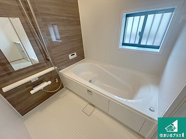 足をゆったり伸ばして寛げる浴槽です。窓が設けられていますので差し込む光が明るく穏やかな雰囲気にしてくれます♪浴室乾燥機も設置しているので、雨の日の洗濯物も安心です♪