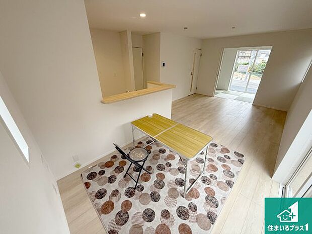 シンプルなリビングは、観葉植物等のインテリアを楽しめますね！パパ好みにも、ママ好みにも家具次第で雰囲気を変えることができます！