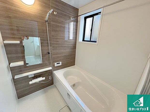 足をゆったり伸ばして寛げる浴槽です。窓が設けられていますので差し込む光が明るく穏やかな雰囲気にしてくれます♪浴室乾燥機も設置しているので、雨の日の洗濯物も安心です♪