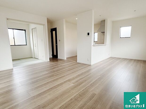 日当たり良好の明るいリビングで朝の目覚めもスッキリできそう!対面キッチンでご家族のコミュニケーションも自然と増える設計!小さなお子様が遊ぶスペースを作っても広々とくつろげるLDK!