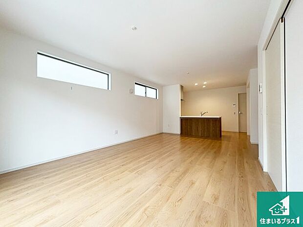 日当たり良好の明るいリビングで朝の目覚めもスッキリできそう!対面キッチンでご家族のコミュニケーションも自然と増える設計!小さなお子様が遊ぶスペースを作っても広々とくつろげるLDK!