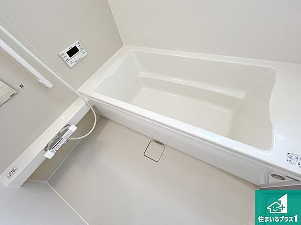 足をゆったり伸ばして寛げる浴槽です。窓が設けられていますので差し込む光が明るく穏やかな雰囲気にしてくれます♪浴室乾燥機も設置しているので、雨の日の洗濯物も安心です♪