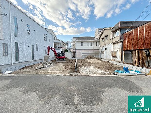 周辺は落ち着いた街並みの住宅地!子育てがしやすい住環境です!まだ未完成ですが、現地でしかわからない事もございます。是非一度ご覧ください。