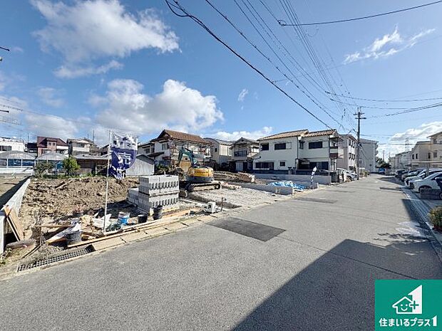 周辺は落ち着いた街並みの住宅地!子育てがしやすい住環境です!まだ未完成ですが、現地でしかわからない事もございます。是非一度ご覧ください。