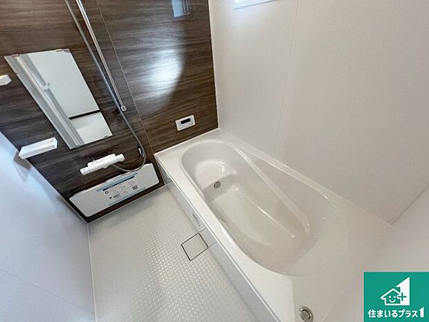 足をゆったり伸ばして寛げる浴槽です。窓が設けられていますので差し込む光が明るく穏やかな雰囲気にしてくれます♪浴室乾燥機も設置しているので、雨の日の洗濯物も安心です♪