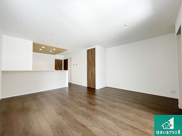 シンプルなリビングは、観葉植物等のインテリアを楽しめますね!パパ好みにも、ママ好みにも家具次第で雰囲気を変えることができます!