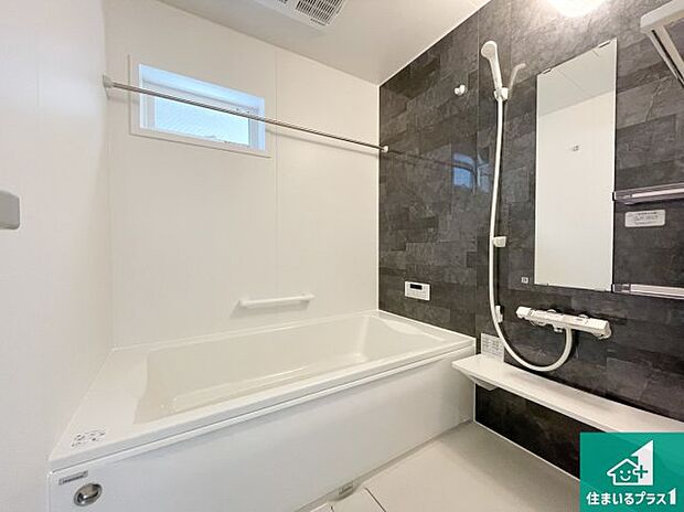 足をゆったり伸ばして寛げる浴槽です。窓が設けられていますので差し込む光が明るく穏やかな雰囲気にしてくれます♪浴室乾燥機も設置しているので、雨の日の洗濯物も安心です♪