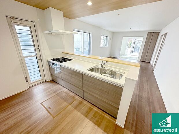 リビングと統一感があり、使い勝手のいいキッチン。広々としているので、二人並んで作業が出来ちゃいます。お子様と一緒に色々なお料理に挑戦できるスペースがあります。