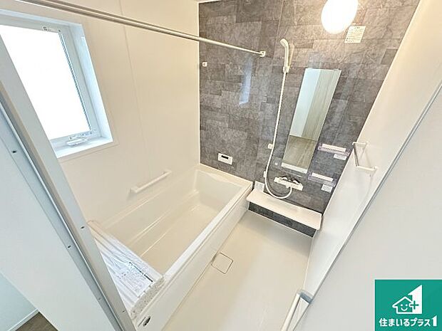 足をゆったり伸ばして寛げる浴槽です。窓が設けられていますので差し込む光が明るく穏やかな雰囲気にしてくれます♪浴室乾燥機も設置しているので、雨の日の洗濯物も安心です♪